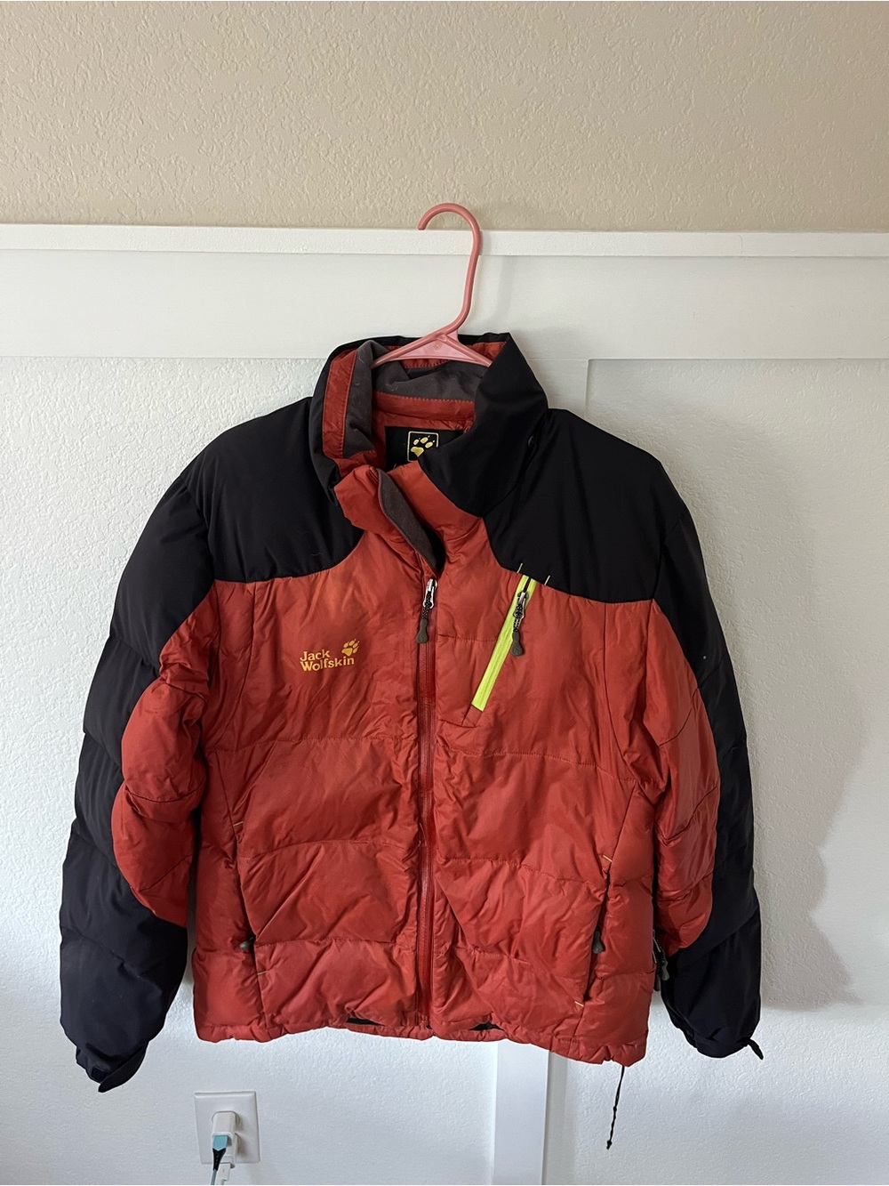 Jack Wolfskin Men's Large Hooded Puffer Down Jacket.